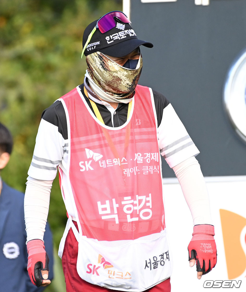 29일 제주 서귀포의 핀크스GC(파72)에서 열린 SK네트웍스·서울경제 레이디스 클래식 2라운드, 1번홀 티샷에 앞서 캐디로 나선 박현경의 아버지가 미소를 짓고 있다. 2021.10.29 /sunday@osen.co.kr