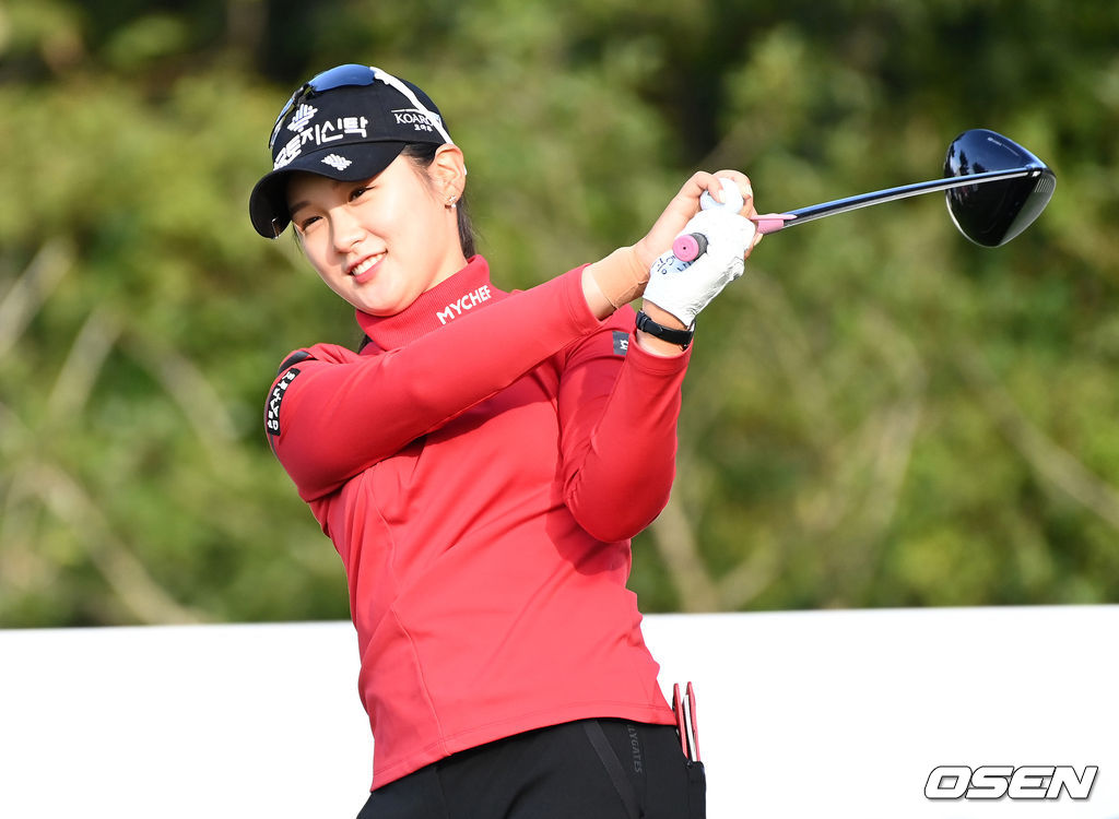 29일 제주 서귀포의 핀크스GC(파72)에서 열린 SK네트웍스·서울경제 레이디스 클래식 2라운드, 박현경(한국토지신탁)이 1번홀 티샷을 준비하고 있다. 2021.10.29 /sunday@osen.co.kr