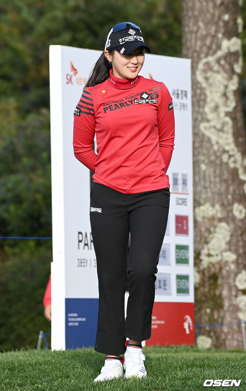 29일 제주 서귀포의 핀크스GC(파72)에서 열린 SK네트웍스·서울경제 레이디스 클래식 2라운드, 박현경(한국토지신탁)이 1번홀 티샷을 마치고 코스를 이동하고 있다. 2021.10.29 /sunday@osen.co.kr