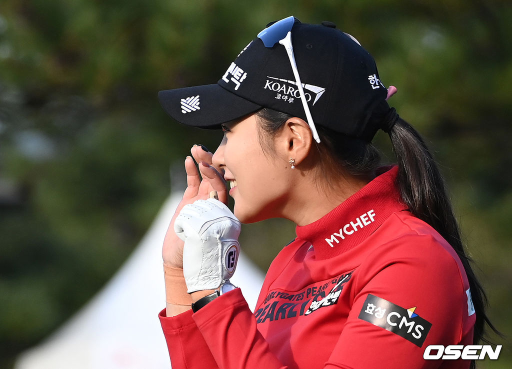 29일 제주 서귀포의 핀크스GC(파72)에서 열린 SK네트웍스·서울경제 레이디스 클래식 2라운드, 박현경(한국토지신탁)이 1번홀 티샷을 마치고 취재진을 향해 인사를 하고 있다. 2021.10.29 /sunday@osen.co.kr
