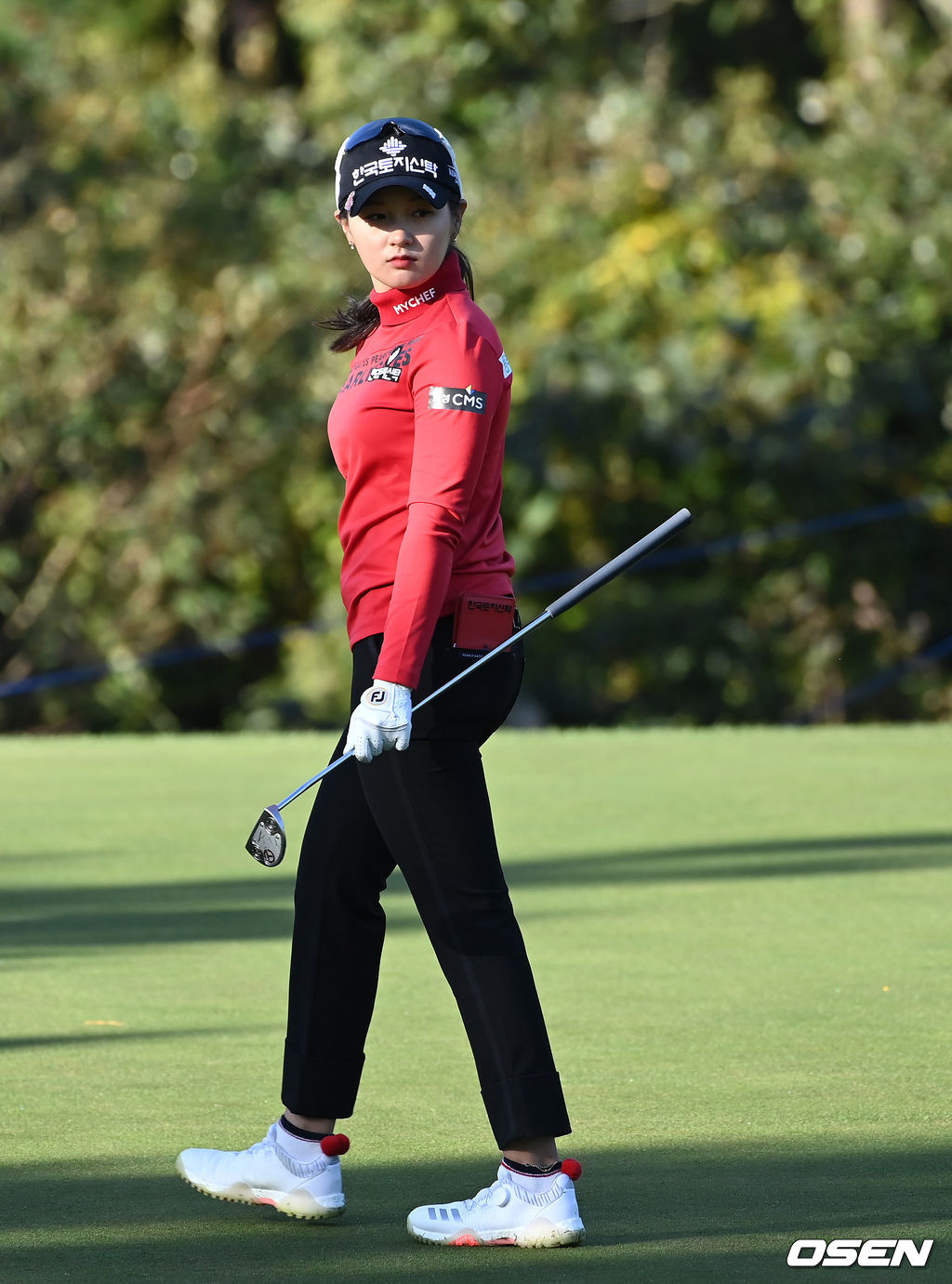29일 제주 서귀포의 핀크스GC(파72)에서 열린 SK네트웍스·서울경제 레이디스 클래식 2라운드, 박현경(한국토지신탁)이 1번홀을 마치고 코스를 이동하고 있다. 2021.10.29 /sunday@osen.co.kr