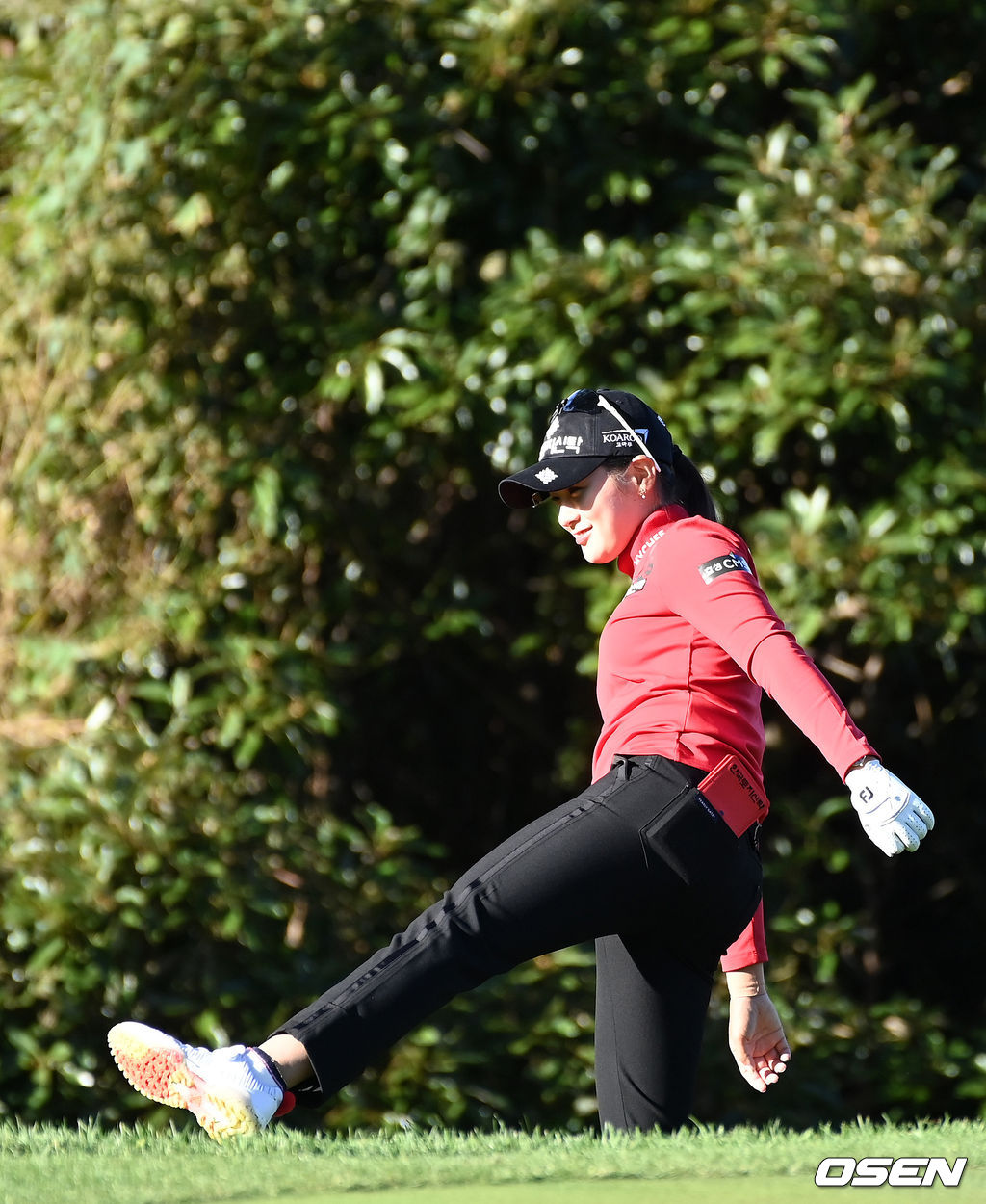 29일 제주 서귀포의 핀크스GC(파72)에서 열린 SK네트웍스·서울경제 레이디스 클래식 2라운드, 박현경(한국토지신탁)이 1번홀을 마치고 코스를 이동하고 있다. 2021.10.29 /sunday@osen.co.kr