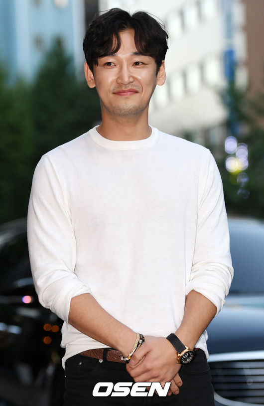 배우 강신효가 포토타임을 갖고 있다. /pjmpp@osen.co.kr