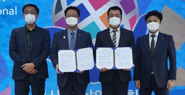 좌측부터 국제로타리3620지구 서천안로타리클럽(한신 총무, 이재범 회장)과 천지향장례식장(김명환 영업이사, 변운석 총괄단장)이 협약 체결 후 기념 사진을 촬영하고 있다. / 보람상조