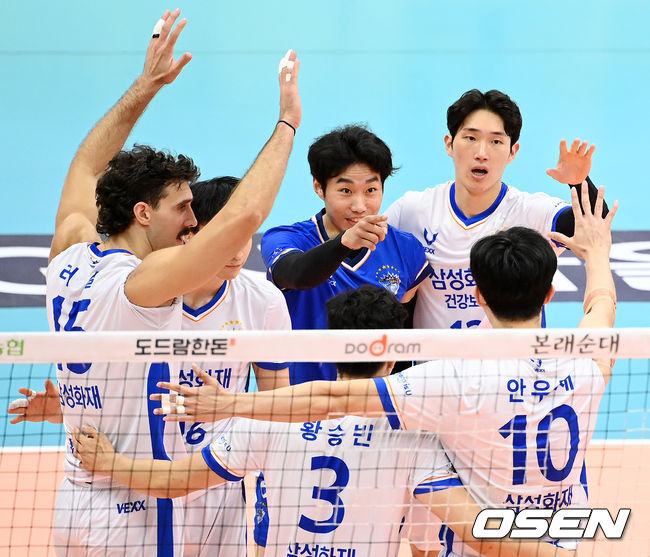 2세트 삼성화재 선수들이 공격에 성공한 후 기뻐하고 있다. 2021.10.29 / rumi@osen.co.kr