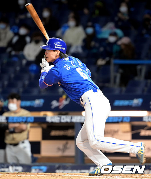 8회초 2사 1,2루 삼성 강한울이 추격의 1타점 적시타를 때려내고 있다. 2021.10.29 /cej@osen.co.kr