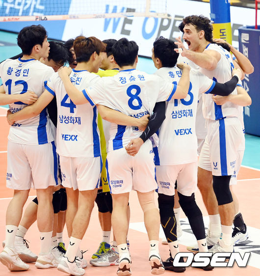 경기를 마치고 삼성화재 선수들이 승리의 기쁨을 나누고 있다. 2021.10.29 / rumi@osen.co.kr