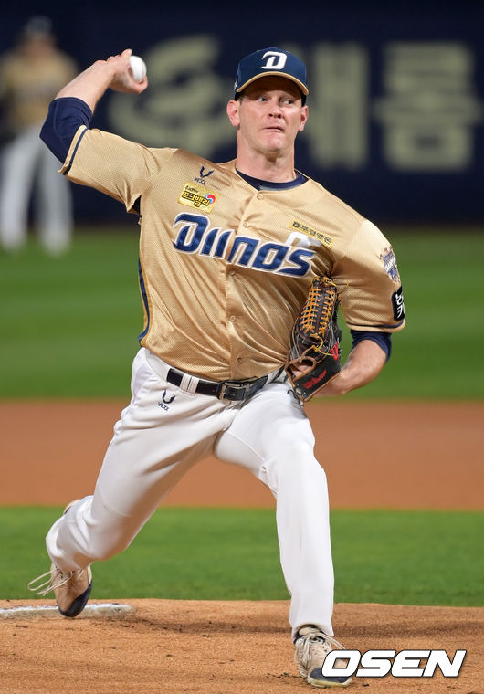 29일 오후 경남 창원 NC파크에서 ‘2021 신한은행 SOL KBO리그’ NC 다이노스와 삼성 라이온즈의 경기가 열렸다. 1회초 NC 선발 루친스키가 힘차게 공을 던지고 있다. 2021.10.29 /cej@osen.co.kr