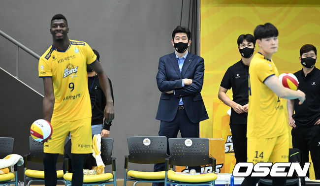 20일 오후 경기도 의정부체육관에서 ’도드람 2021~2022 V-리그’ KB손해보험과 현대캐피탈의 경기가 열렸다.경기에 앞서 KB손해보험 후인정 감독이 코트를 바라보고 있다. 2021.10.20 /sunday@osen.co.kr