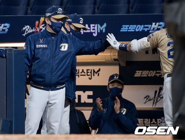 29일 오후 경남 창원 NC파크에서 ‘2021 신한은행 SOL KBO리그’ NC 다이노스와 삼성 라이온즈의 경기가 열렸다. 4회말 1사 NC 양의지가 좌익선상으로 향하는 좌월 솔로 홈런을 날린 뒤 더그아웃에서 이동욱 감독의 환영을 받고 있다. 이 홈런으로 양의지는 2년 연속 30홈런 100타점을 달성했다. 2021.10.29 /cej@osen.co.kr