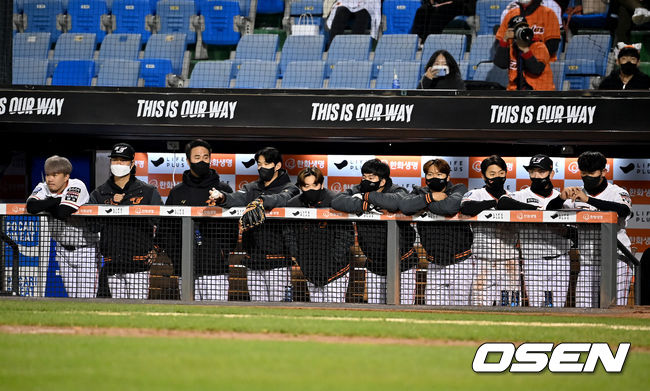 한화 이글스 선수들이 경기를 지켜보고 있다. /OSEN DB