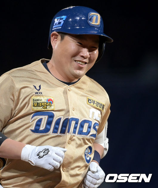 29일 오후 경남 창원 NC파크에서 ‘2021 신한은행 SOL KBO리그’ NC 다이노스와 삼성 라이온즈의 경기가 열렸다. 4회말 1사 NC 양의지가 좌익선상으로 향하는 좌월 솔로 홈런을 날리고 베이스를 돌고 있다. 이 홈런으로 양의지는 2년 연속 30홈런 100타점을 달성했다. 2021.10.29 /cej@osen.co.kr