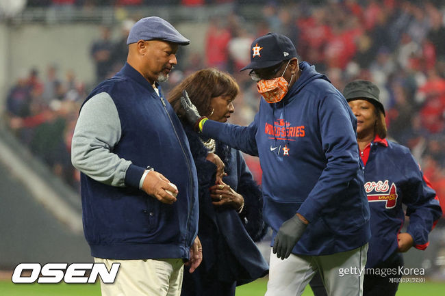 [사진] 휴스턴의 더스티 베이커 감독(앞 오른쪽)이 30일(한국시간) 트루이스트 파크에서 열리는 애틀랜타와의 월드시리즈 3차전에 앞서 공식 초청된 행크 애런 주니어(왼쪽)와 만나고 있다. ⓒGettyimages(무단전재 및 재배포 금지)
