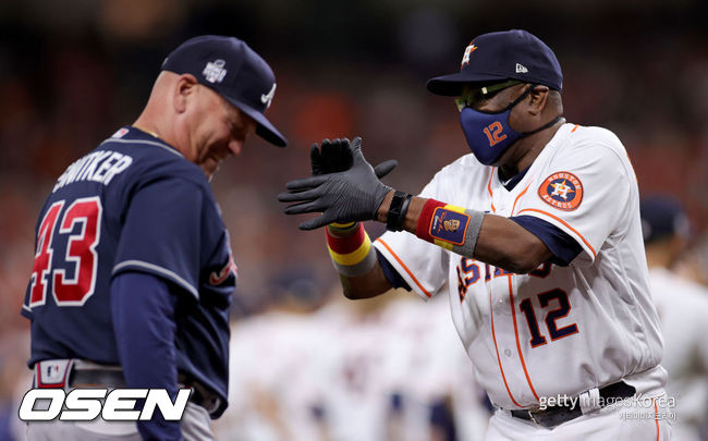 [사진] 지난 27일(한국시간) 미닛 메이드 파크에서 열렸던 월드시리즈 1차전 시작 직전 만난 더스티 베이커 휴스턴 감독(오른쪽)과 브라이언 스니커 애틀랜타 감독. ⓒGettyimages(무단전재 및 재배포 금지)