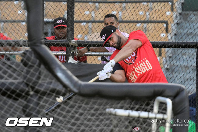 [사진] 도미니카공화국 델 에스코기도에 입단한 알버트 푸홀스가 타격 연습을 하고 있다. ⓒGettyimages(무단전재 및 재배포 금지)