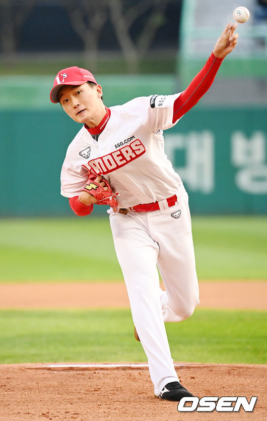SSG 선발 김건우가 마운드 위에서 힘차게 공을 뿌리고 있다. 21.10.30/rumi@osen.co.kr