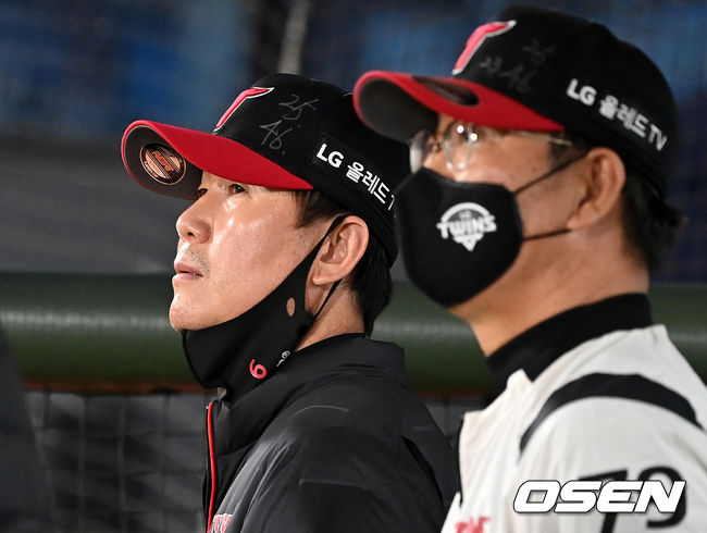 6회 LG 류지현 감독, 황병일 코치가 경기를 지켜보고 있다. 2021.10.30 /jpnews@osen.co.kr