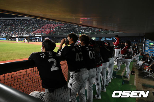 7회초 4-1로 뒤진 LG의 공격, 더그아웃의 선수들이 경기를 지켜보고 있다. 2021.10.30 /jpnews@osen.co.kr
