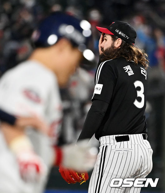 5회말 무사에서 LG 켈리가 롯데 안중열에 동점 솔로포를 허용하며 아쉬워하고 있다. 2021.10.30 /jpnews@osen.co.kr
