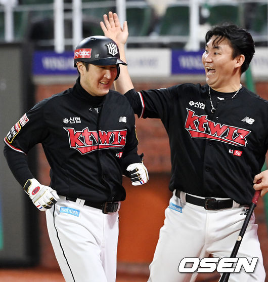 3회초 2사 KT 유한준이 좌월 솔로 홈런을 날린 후 홈을 밟고 있다. 21.10.30/rumi@osen.co.kr