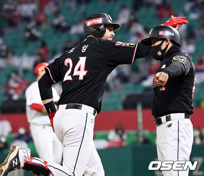 5회초 1사 주자 1,3루 KT 호잉이 우월 스리런 홈런을 날린 후 그라운드를 돌고 있다. 21.10.30/rumi@osen.co.kr