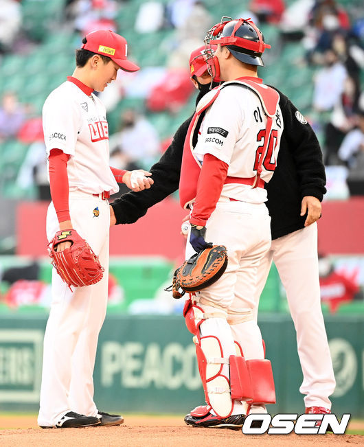 SSG 선발 김건우가 1회초 무사 만루에 강판당하고 있다. 21.10.30/rumi@osen.co.kr