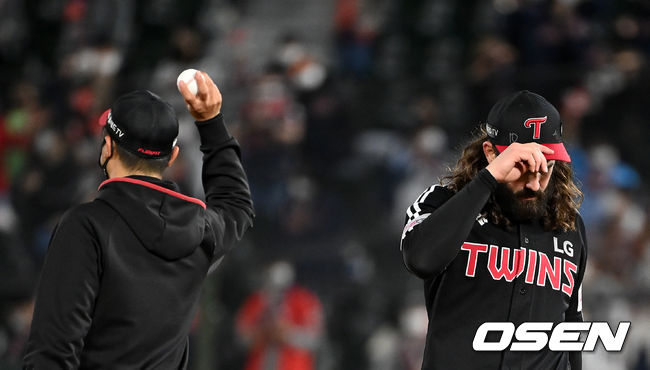 6회말 1사 만루에서 LG 켈리가 교체되고 있다. 2021.10.30 /jpnews@osen.co.kr