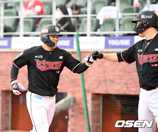 1회초 무사 주자 만루 KT 유한준의 밀어내기 볼넷때 홈을 밟은 조용호가 기뻐하고 있다. 21.10.30/rumi@osen.co.kr