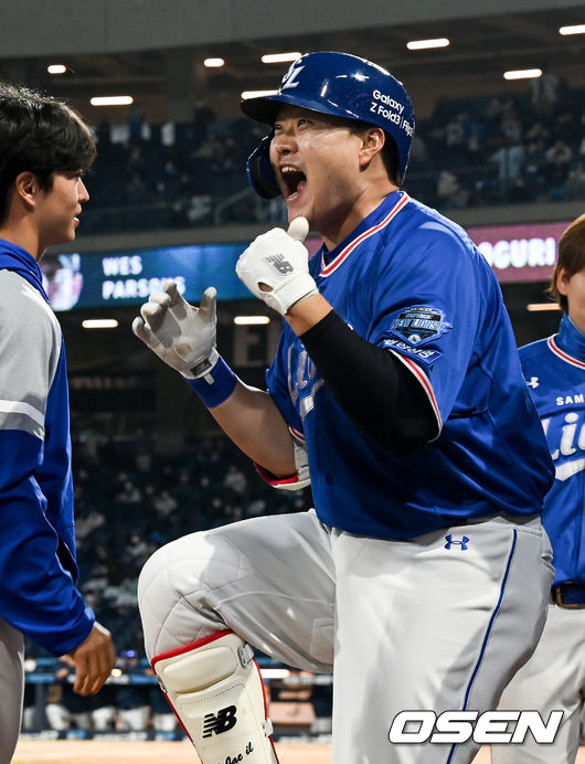 30일 오후 경남 창원 NC파크에서 ‘2021 신한은행 SOL KBO리그’ NC 다이노스와 삼성 라이온즈의 경기가 열렸다.5회초 2사 1루 삼성 오재일이 역전 우월 투런 홈런을 날린 뒤 더그아웃에서 세리머니를 하고 있다. 2021.10.30 /cej@osen.co.kr