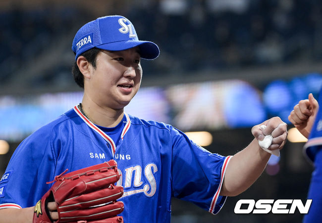 삼성 최채흥이 7회말 무실점으로 이닝을 막은 뒤 더그아웃으로 향하고 있다. 2021.10.30 /cej@osen.co.kr