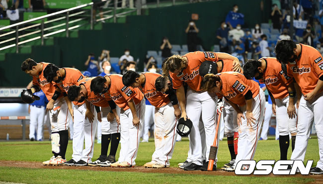 한화 선수들이 관중석을 향해 인사를 하고 있다. /OSEN DB