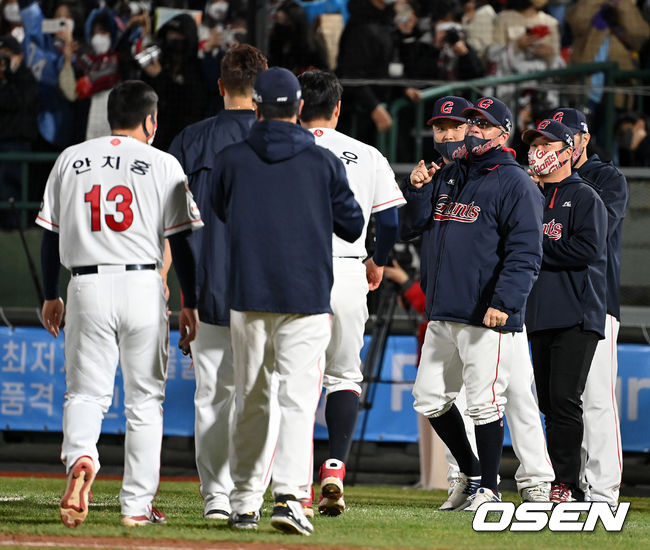 경기를 마치고 롯데 선수들이 승리를 기뻐하고 있다. 2021.10.30 /jpnews@osen.co.kr
