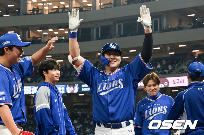 5회초 2사 1루 삼성 오재일이 역전 우월 투런 홈런을 날린 뒤 더그아웃에서 세리머니를 하고 있다. 2021.10.30 /cej@osen.co.kr