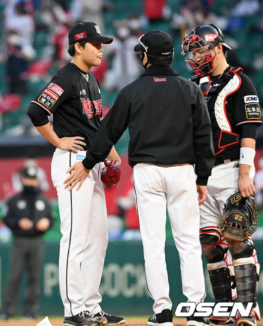 1회말 무사 주자 만루 SSG 한유섬에게 밀어내기 볼넷을 내준 KT 선발 소형준이 아쉬워하고 있다. 21.10.30/rumi@osen.co.kr