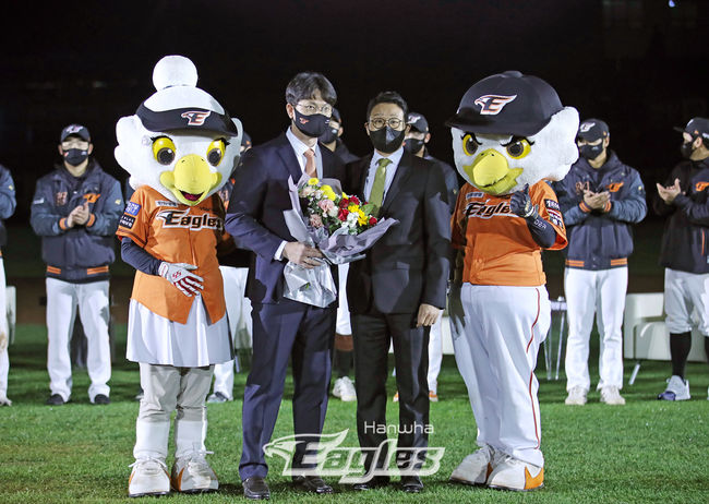 이성열(왼쪽)이 은퇴식에서 박찬혁 한화 대표이사에게 축하 꽃다발을 받고 있다. /한화 이글스 제공