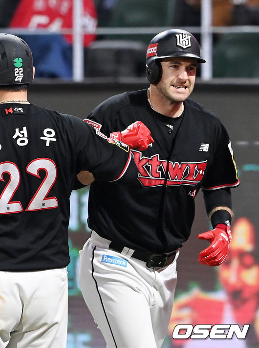 5회초 1사 주자 1,3루 KT 호잉이 우월 스리런 홈런을 날린 후 홈을 밟으며 기뻐하고 있다. 21.10.30