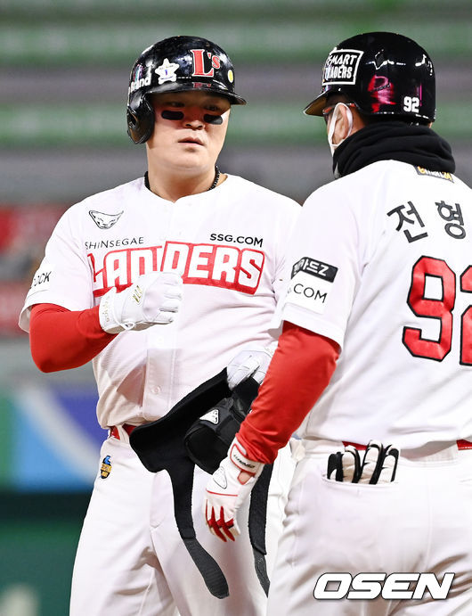 5회말 1사 SSG 추신수가 좌중간 2루타를 날린 후 실책을 틈타 3루에 세이프, 하이파이브를 하고 있다. 21.10.30/rumi@osen.co.kr