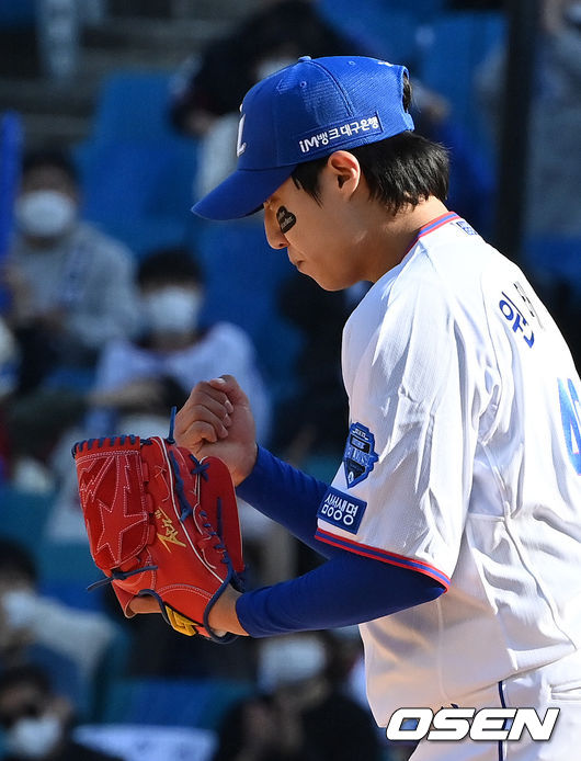 3회초 수비를 마친 삼성 원태인이 더그아웃으로 향하고 있다. 2021.10.31 /jpnews@osen.co.kr