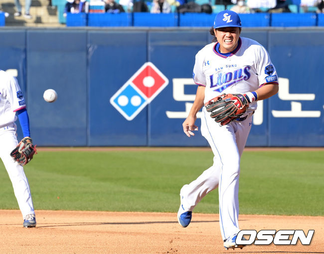 31일 오후 대구 삼성라이온즈파크에서 2021년 KBO리그 정규시즌 우승을 놓고 삼성 라이온즈와 KT 위즈의 ‘타이브레이커’ 경기가 열렸다.6회초 1사 삼성 유격수 오선진이 KT 심우준의 내야안타 때 송구실책을 범하고 있다. 심우준은 2루까지 출루.  2021.10.31 /cej@osen.co.kr