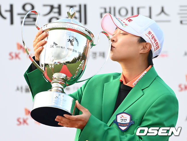 김효주가 31일 제주도 서귀포시 핀크스 골프클럽(파72)에서 열린 한국여자프로골프(KLPGA) 투어 SK네트웍스·서울경제 레이디스 클래식(총상금 8억원)에서 시즌 2승을 달성했다.김효주(롯데)가 우승트로피에 키스를 하고 있다. 2021.10.31 /sunday@osen.co.kr