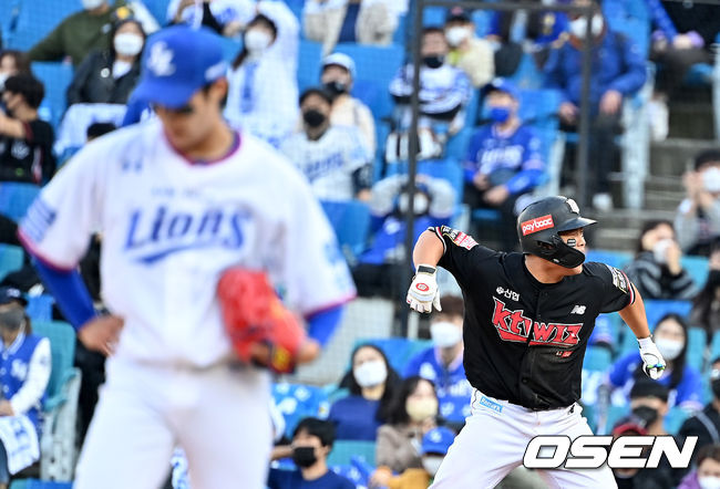 6회초 2사 1,3루에서 KT 강백호가 선제 1타점 좌전 적시타를 날리고 기뻐하고 있다. 2021.10.31 /jpnews@osen.co.kr