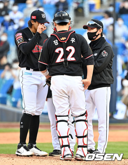 7회말 무사 1루에서 KT 이강철 감독이 마운드에 직접 올라 쿠에바스, 장성우와 이야기를 나누고 있다. 2021.10.31 /jpnews@osen.co.kr