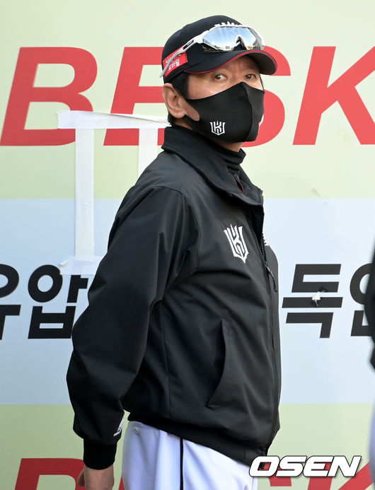 KT 이강철 감독이 경기를 지켜보고 있다. 2021.10.31 /cej@osen.co.kr