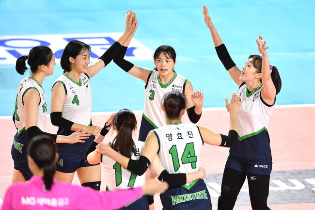 현대건설 선수들이 득점 후 기뻐하고 있다. /KOVO 제공