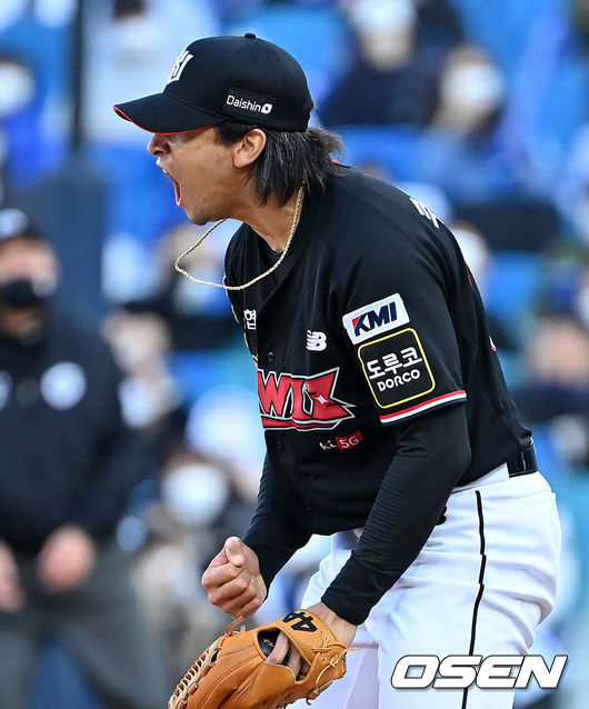 7회말 2사 2,3루에서 KT 쿠에바스가 삼성 이원석을 삼진 처리하며 포효하고 있다. 2021.10.31 /jpnews@osen.co.kr