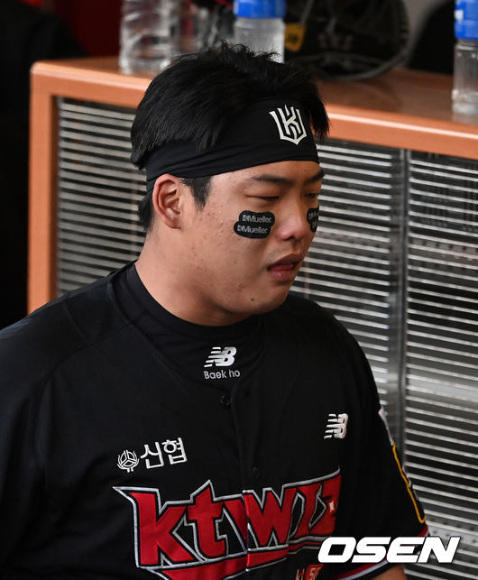 KT 강백호가 창단 첫 정규리그 우승을 기뻐하며 눈물을 흘리고 있다. 2021.10.31 /jpnews@osen.co.kr