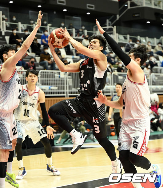 31일 오후 경기도 수원 KT아레나에서 ’2021-2022 KGC 인삼공사 정관장 프로농구’ 수원 KT와 안양 KGC의 경기가 열렸다.1쿼터, KT 정성우가 슛을 시도하고 있다. 2021.10.31 / dreamer@osen.co.kr