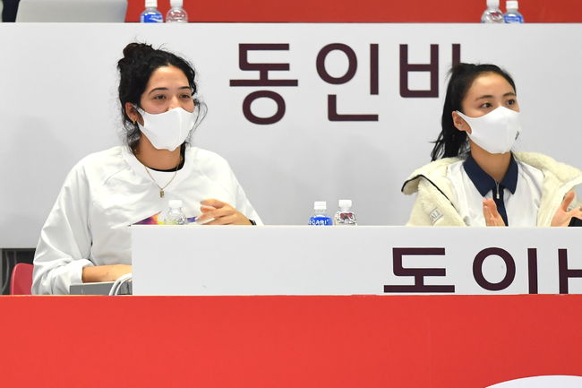 31일 KGC인삼공사전에서 부상으로 결장한 현대건설 야스민(왼쪽)이 코트 밖에서 선수들을 응원하고 있다. /KOVO 제공