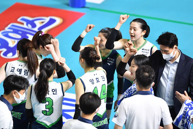 현대건설 강성형 감독(오른쪽)과 선수들이 파이팅을 외치고 있다. /KOVO 제공