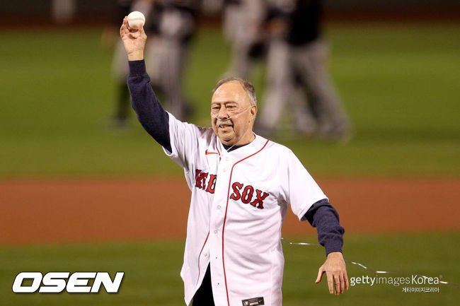 [사진] 지난 6일(한국시간) 보스턴과 양키스의 와일드카드 게임에 앞서 시구를 하고 있는 제리 메리.ⓒGettyimages(무단전재 및 재배포 금지)